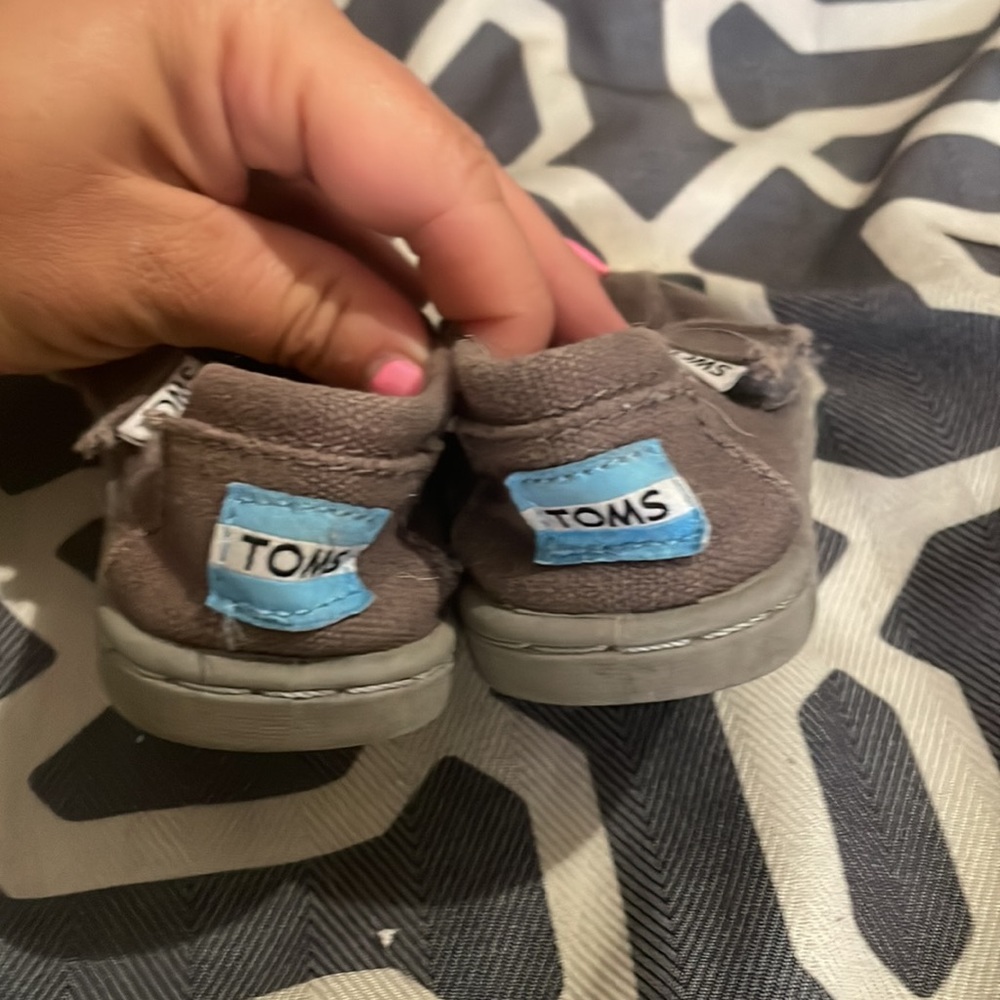 Great Condition TOMS Gray Canvas Shoes - Size T5 - Picture 3 of 4